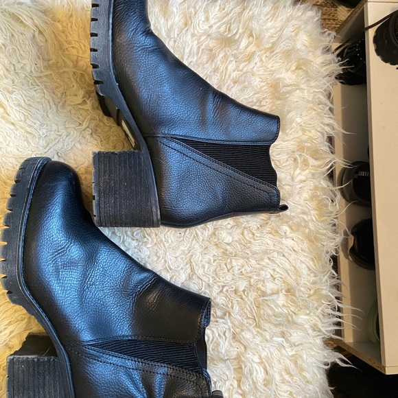 Womens black bootie. Size 7.5 - Picture 2 of 5